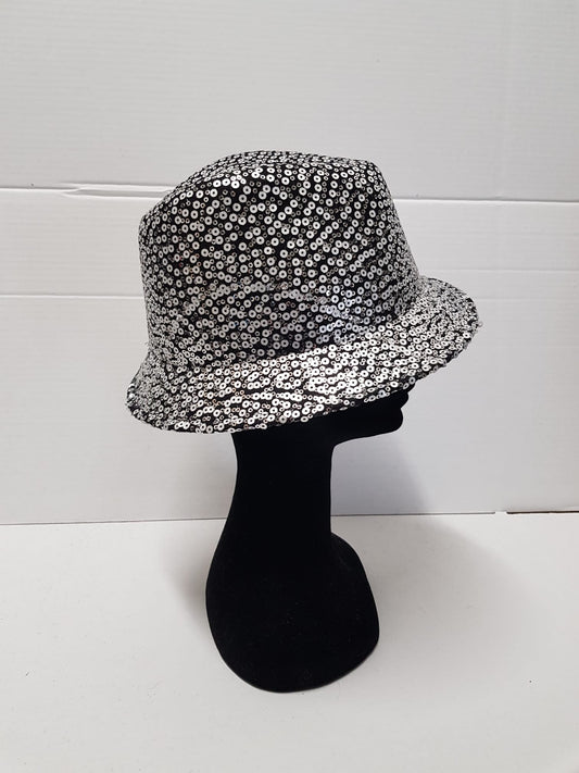 Hat with black&amp;white sequins