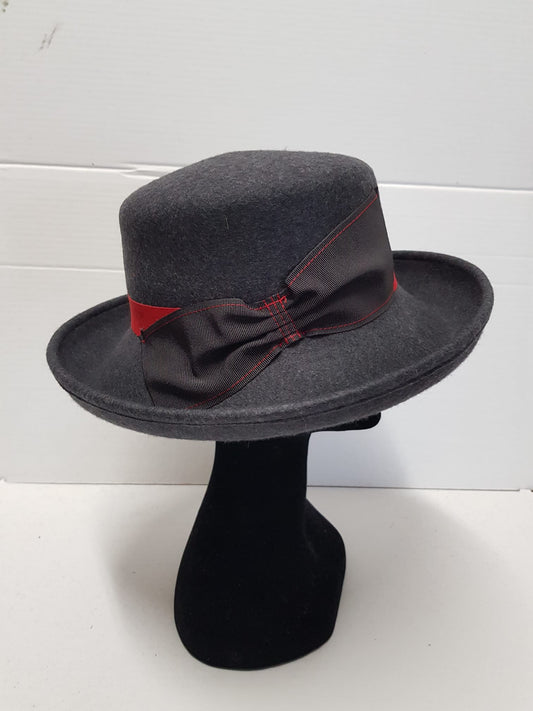 Hat with bow