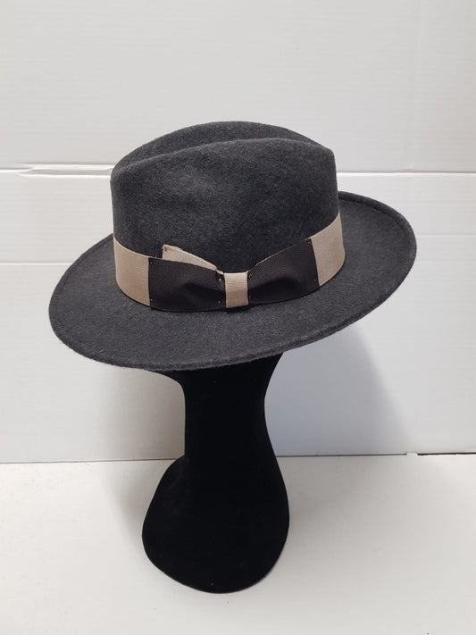 Elegant felt hat for women
